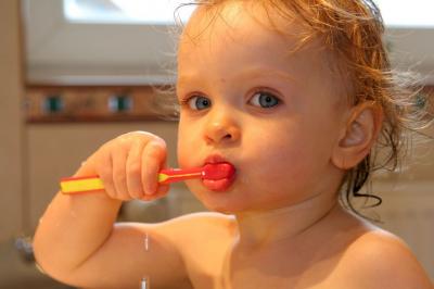 Cepillarse los dientes debe ser tarea de los padres hasta que el niño cumpla 6 años